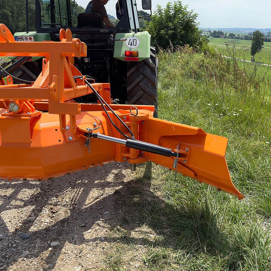 The grader with the old rear-mounted side blade, 2020–2025