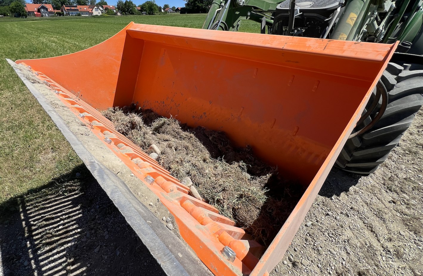 SiebMaster VGS 160 with screened-out topsoil and vegetation